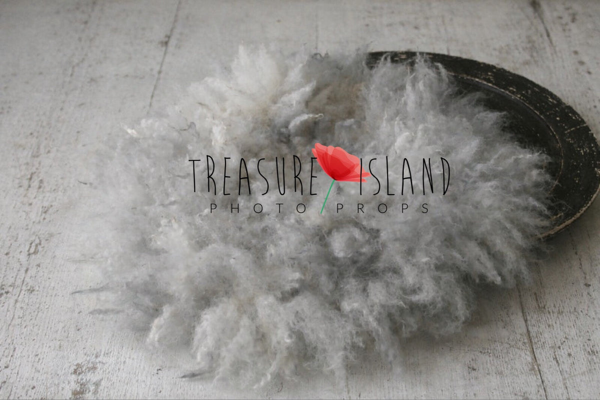 Woolen blanket with natural sheep fleece In light grey - photo props 