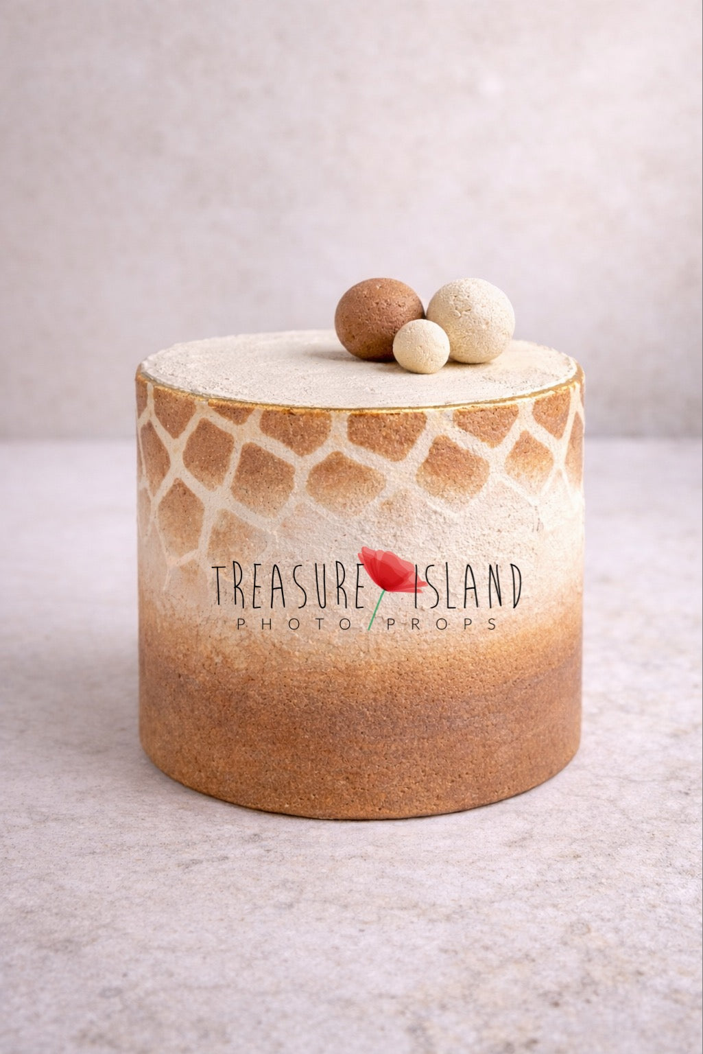 Styrofoam cake from the Safari Collection - Savanna Gold Edition. Designed for cake smash photography with a soft ombre transition from caramel brown to warm cream tones. The upper third features hand-painted giraffe-inspired spots and a subtle gold rim for an elegant safari look.