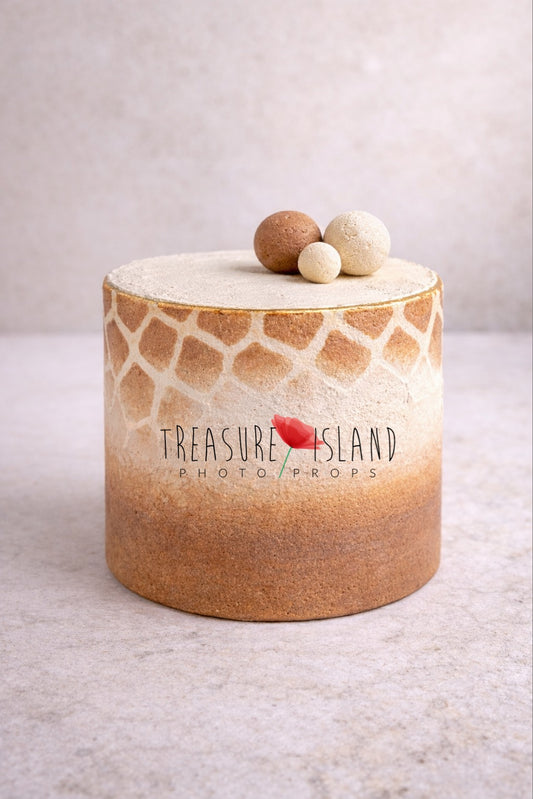 Styrofoam cake from the Safari Collection - Savanna Gold Edition. Designed for cake smash photography with a soft ombre transition from caramel brown to warm cream tones. The upper third features hand-painted giraffe-inspired spots and a subtle gold rim for an elegant safari look.