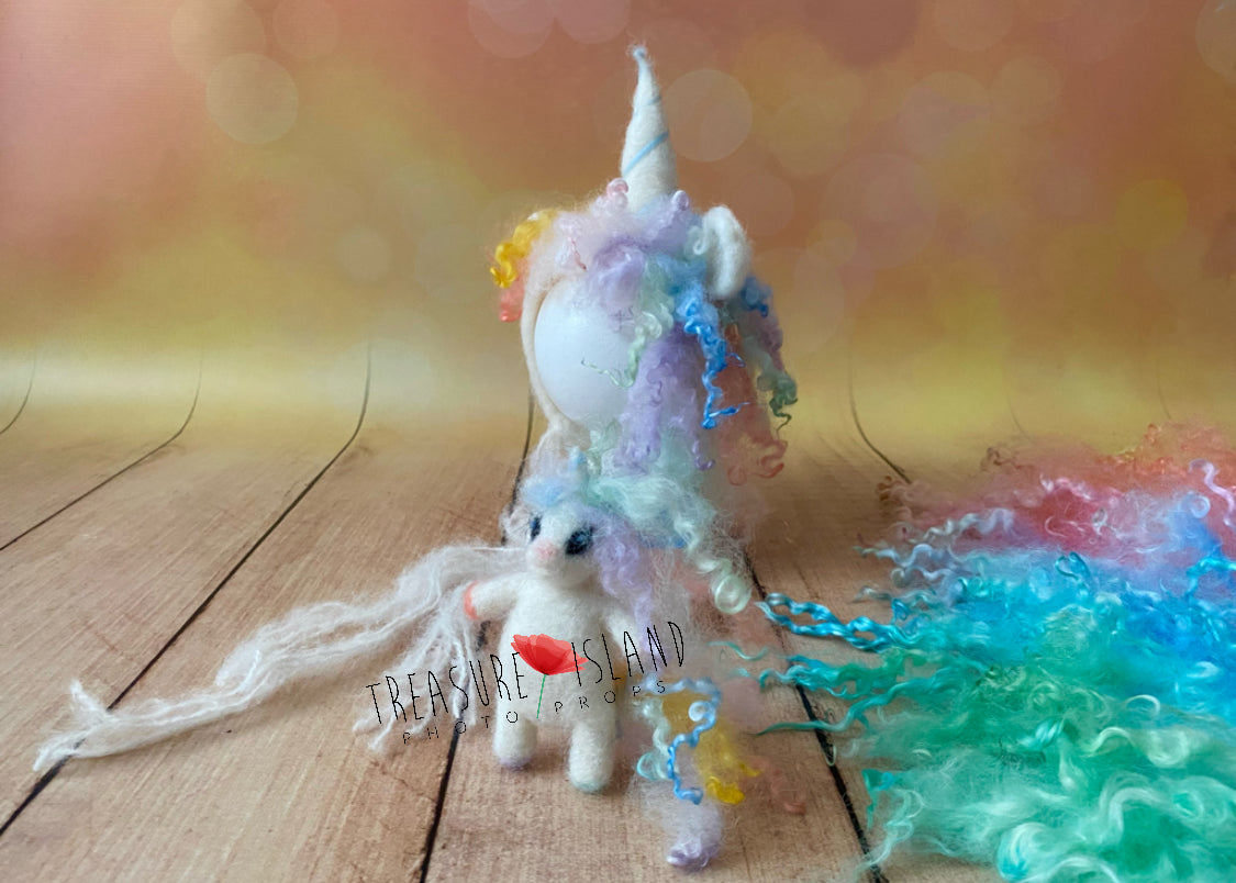 FELTED UNICORN SET  felt animals Curls hair NEEDLE animal  ( HAT + unicorn