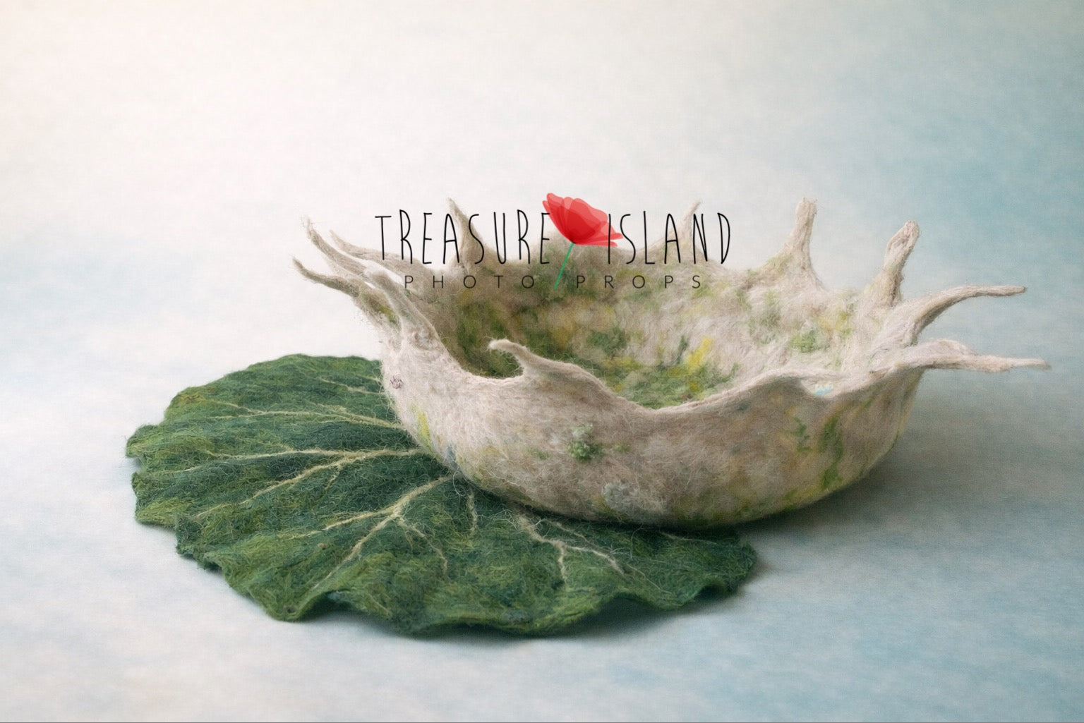 Handmade forest-inspired felted bowl with leaf for newborn and sitter photography. Unique artisan prop available in 40 cm and 50 cm sizes.