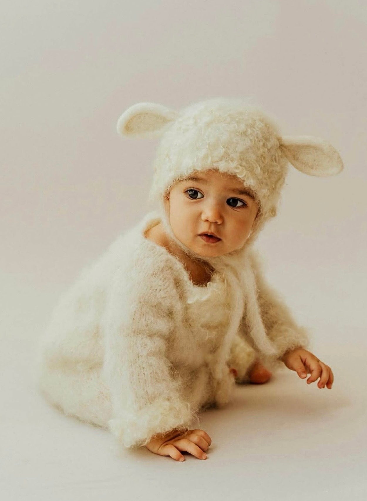 Luxury Curly Lamb Newborn Romper and Bonnet Set – Hand Knit Wool Baby Photography Outfit