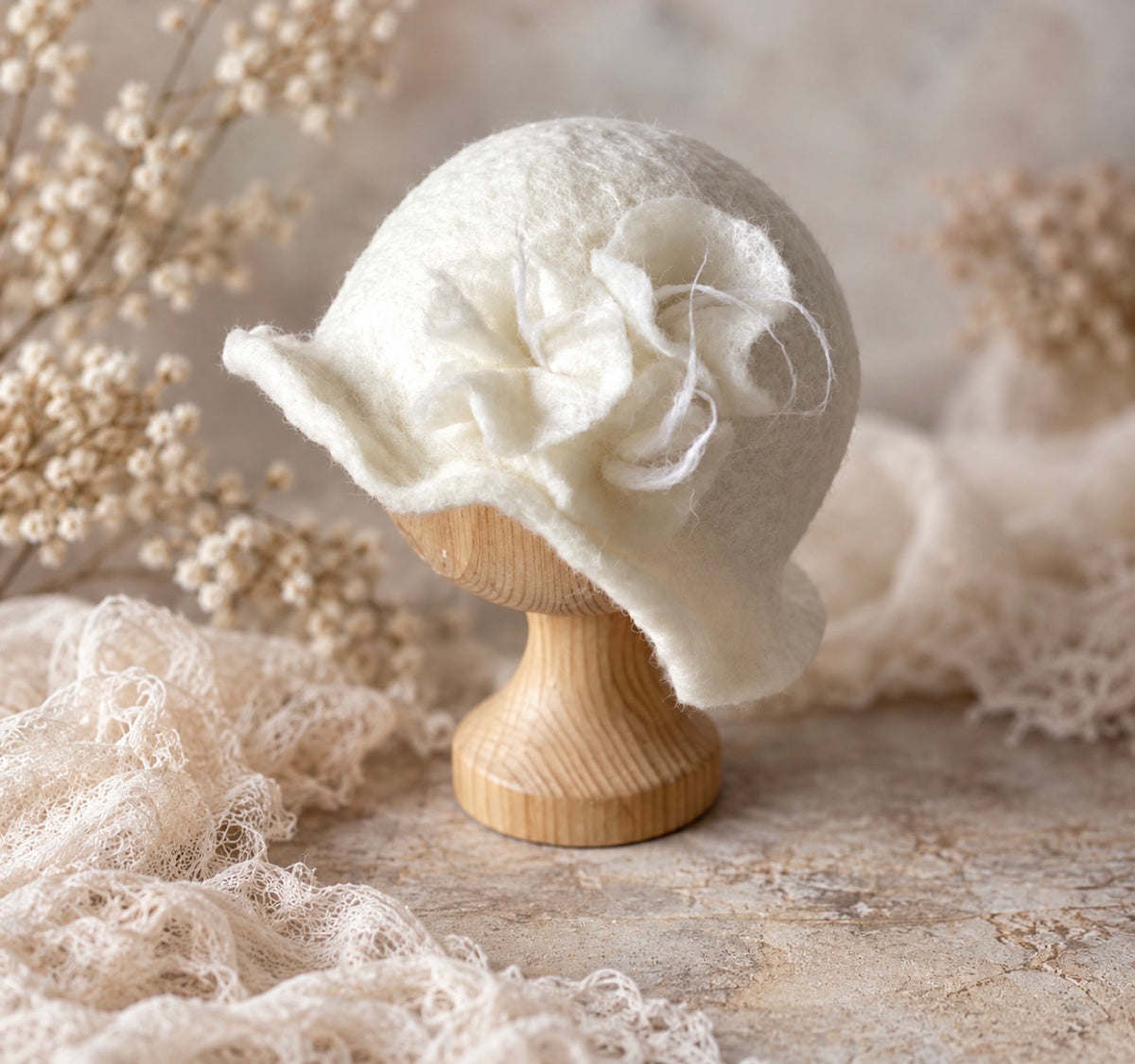 Chapeau fleur en feutre - Accessoire photo fait main en laine pour nouveau-né et bébé assis