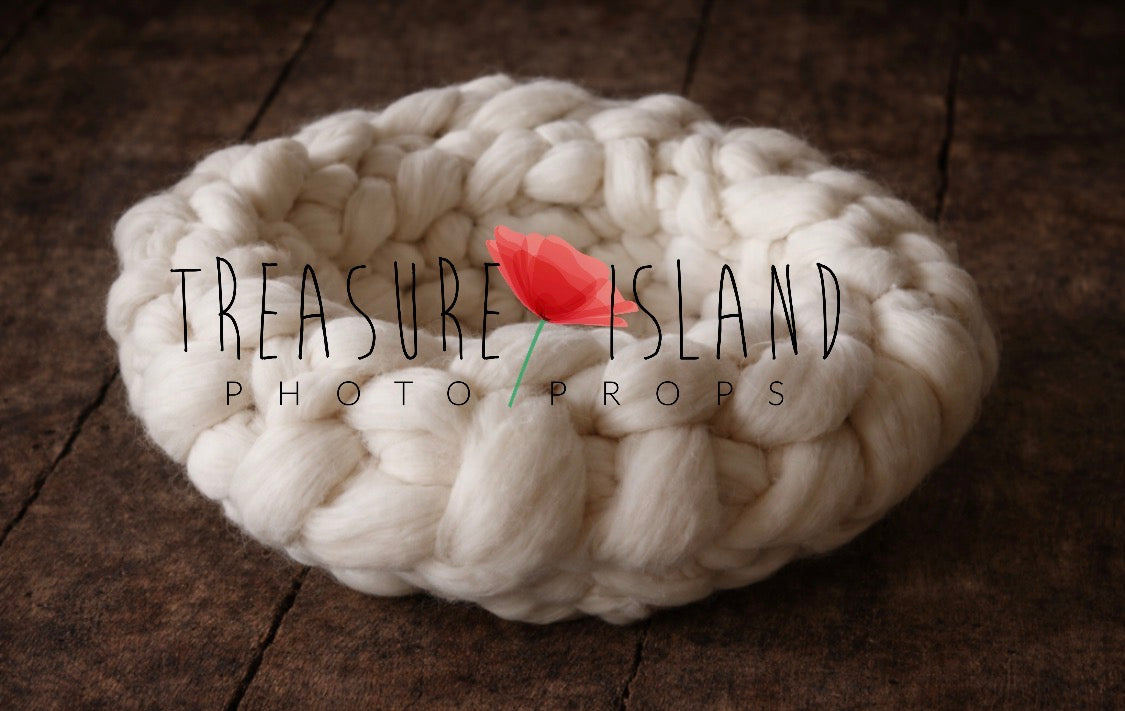 Hand-knitted chunky wool nest in Pure Cloud for newborn photography
