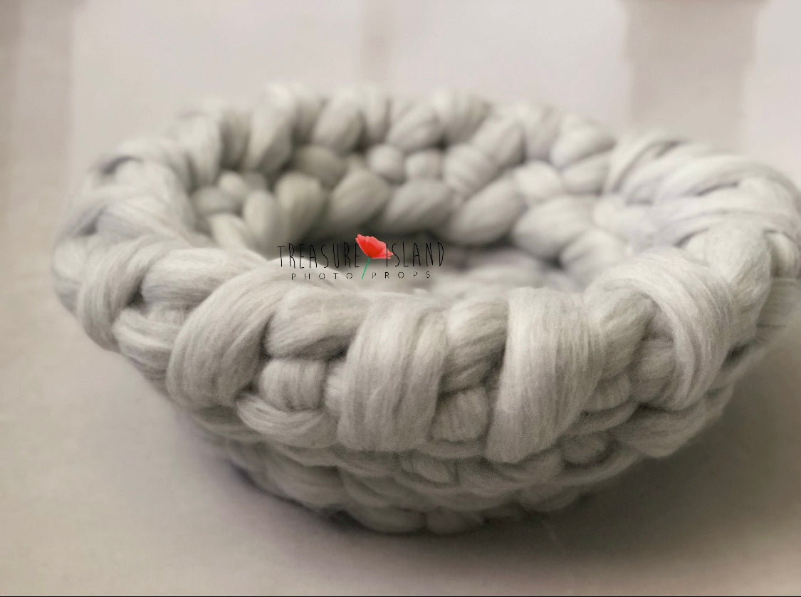 Hand-knitted chunky wool nest in grey for newborn photography