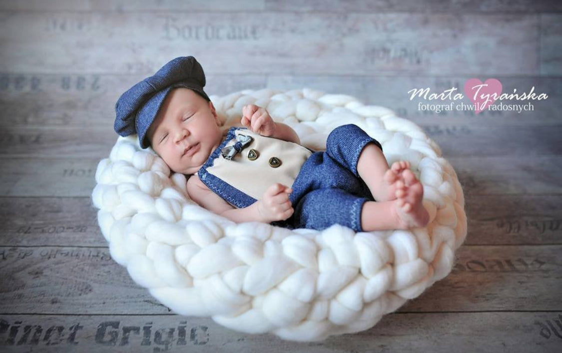 Chunky wool nest used as a nest in newborn photography