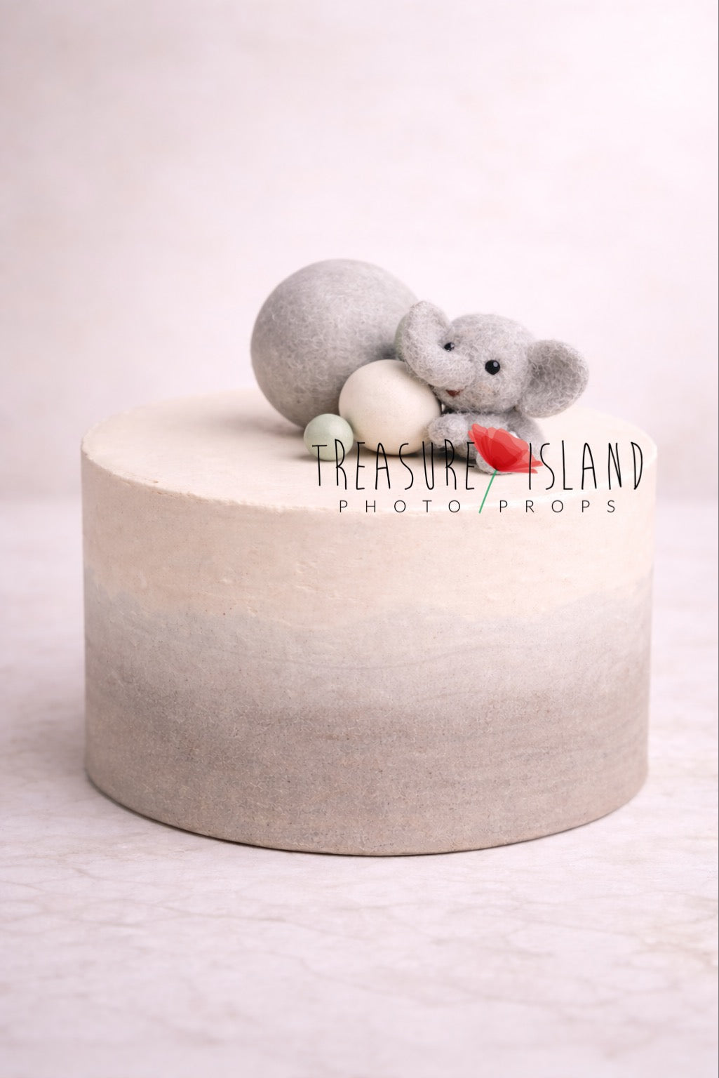 Styrofoam cake from the Safari Collection – Elephant Whisper Edition (Mini). Designed for cake smash photography with a soft ombre blend from ivory to warm taupe grey. Finished with a miniature handcrafted needle-felted elephant leaning against larger styrofoam spheres for an elegant and subtle safari styling.