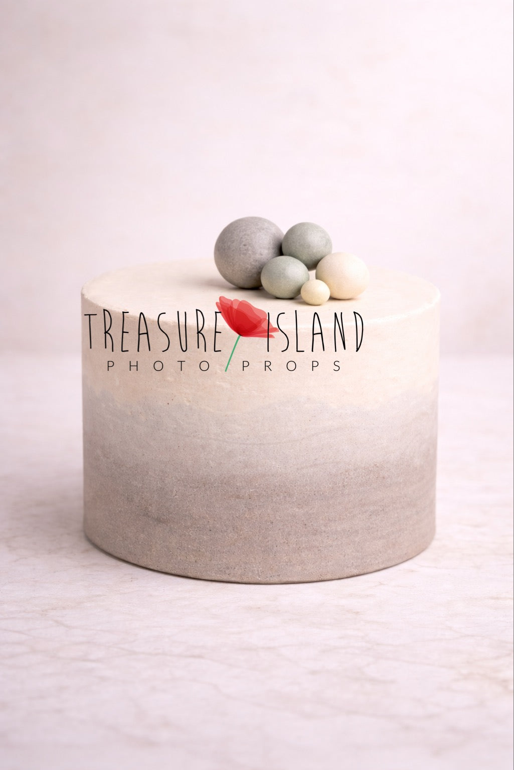Styrofoam cake from the Safari Collection – Safari Pure Edition. Designed for cake smash photography with a soft ombre transition from warm ivory to taupe grey tones. Decorated with a minimal arrangement of styrofoam spheres in neutral safari shades for a clean and elegant look.