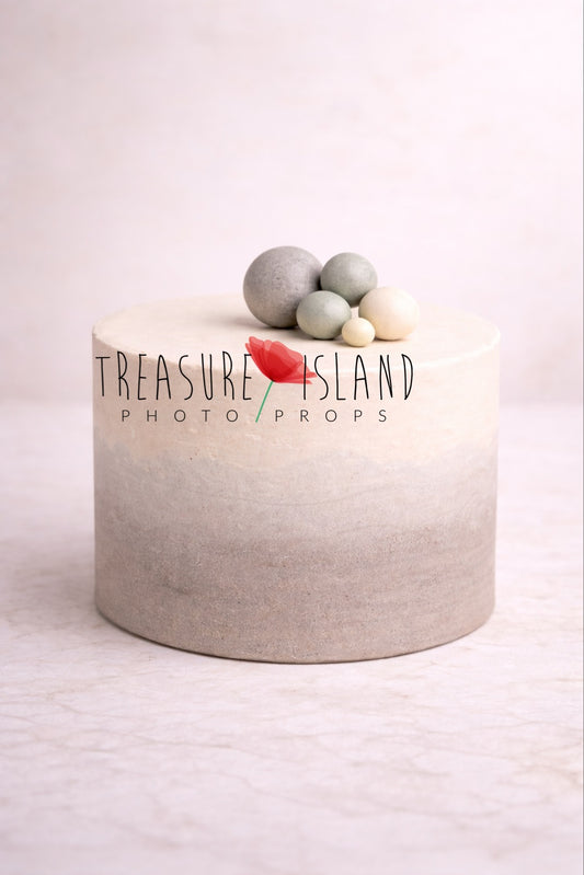 Styrofoam cake from the Safari Collection – Safari Pure Edition. Designed for cake smash photography with a soft ombre transition from warm ivory to taupe grey tones. Decorated with a minimal arrangement of styrofoam spheres in neutral safari shades for a clean and elegant look.