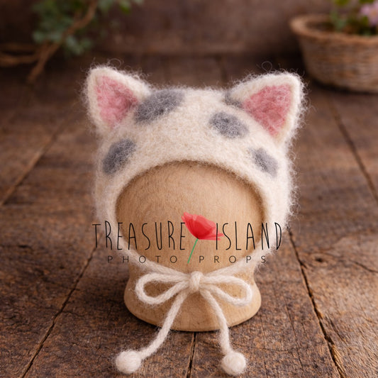 Silver Mist Kitten – Hand-Felted White & Grey Bonnet Set