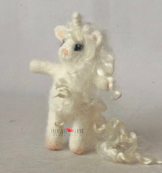 FELTED UNICORN SET  felt animals Curls hair NEEDLE animal  ( HAT + unicorn