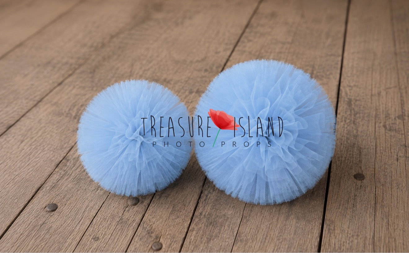 Blue tulle pom poms for Cake Smash and birthday photography