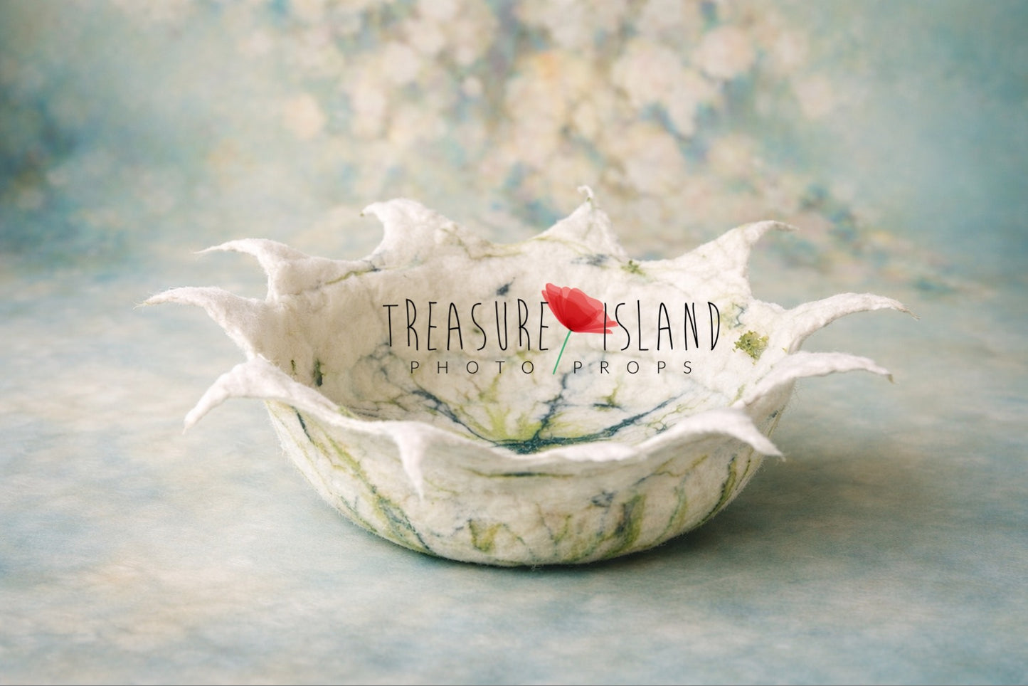 Althéa Botanical Sculpture ivory hand-felted flower bowl with organic green details for newborn photography