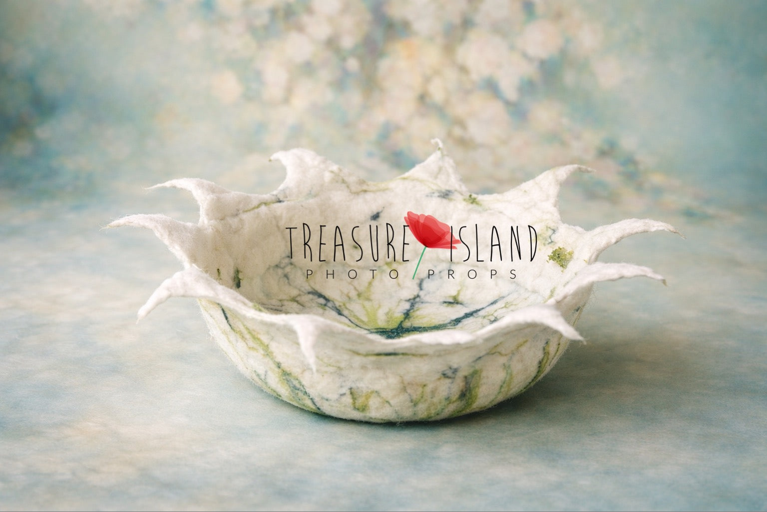 Althéa Botanical Sculpture ivory hand-felted flower bowl with organic green details for newborn photography