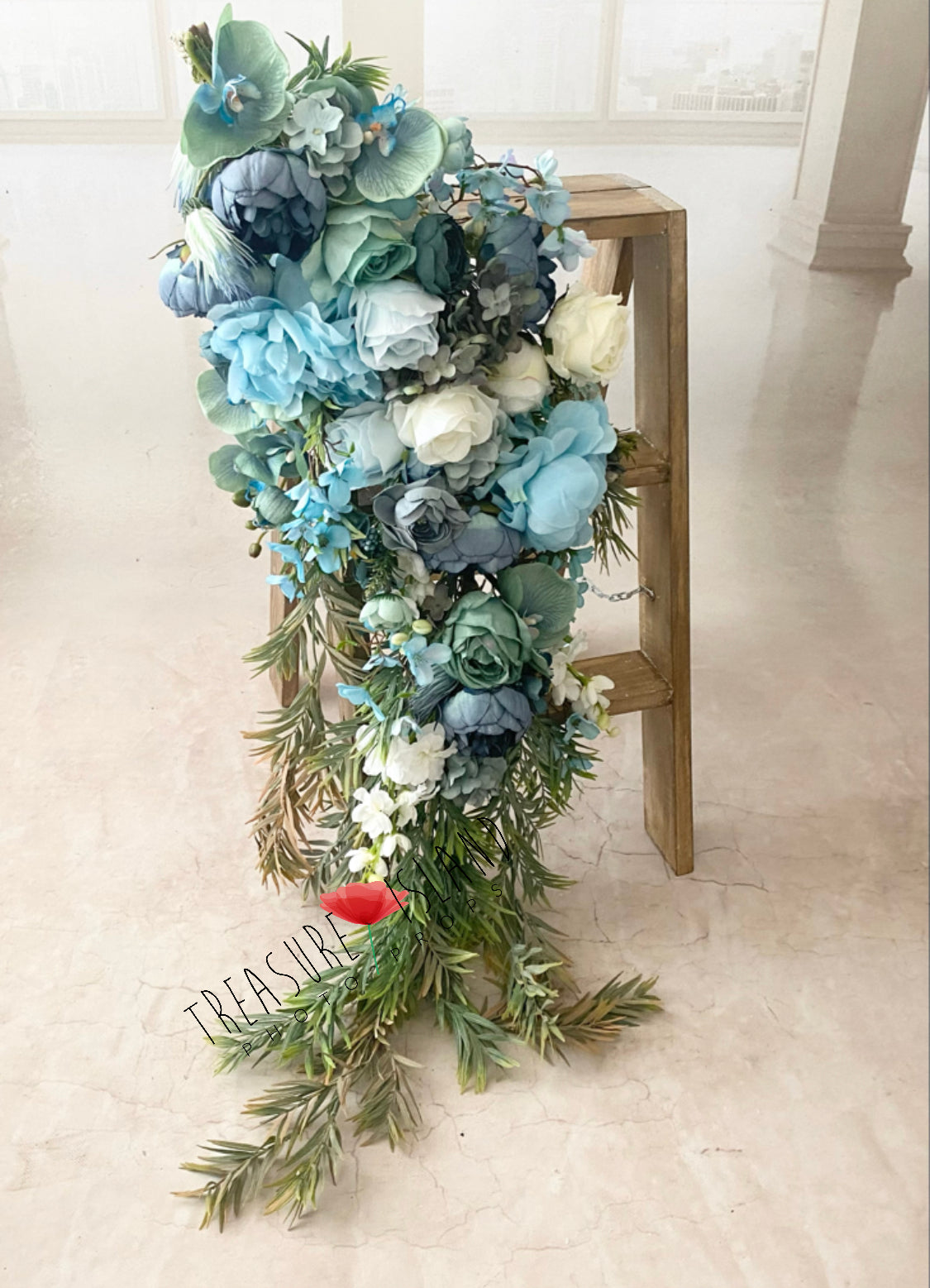 FLOWER GARLAND in turquoise turquoise blue model