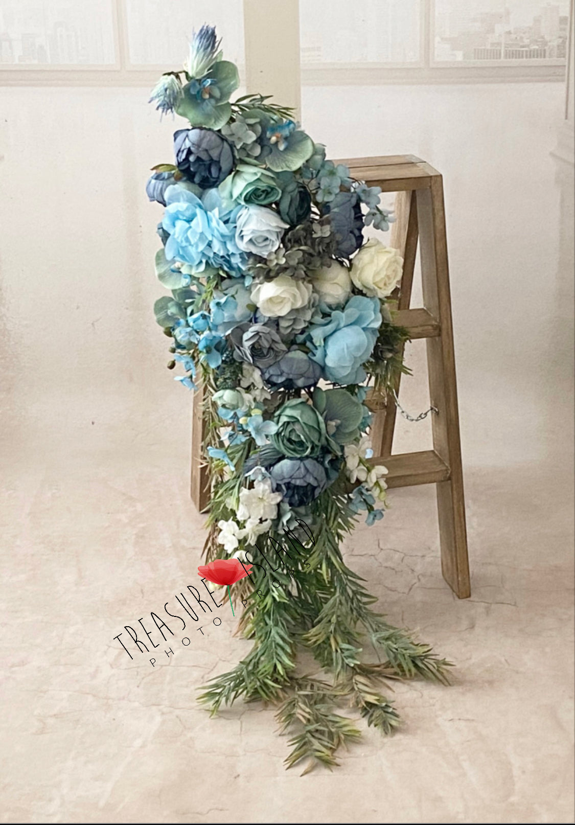 FLOWER GARLAND in turquoise turquoise blue model