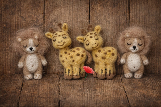 Hand-felted miniature lion and giraffe set made from natural wool for newborn Safari photography
