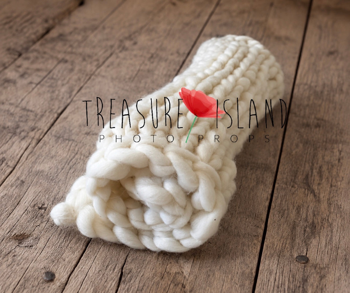 Pure cloud hand-knitted chunky wool layer with visible textured stitches for newborn photography