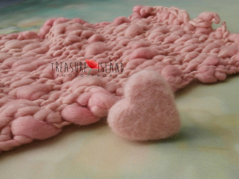 SET - YARN BLANKET + FELTED HEART