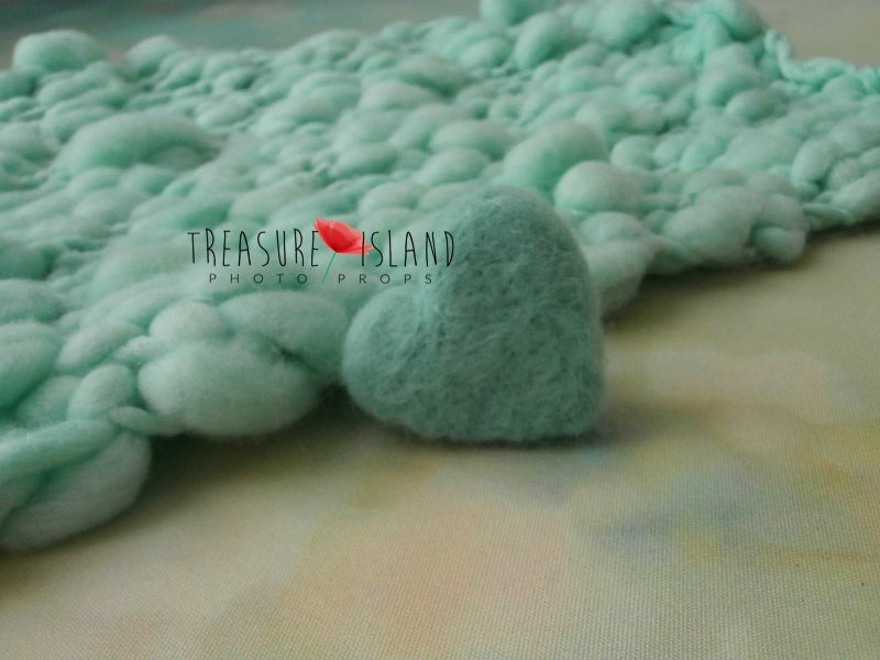 SET - YARN BLANKET + FELTED HEART