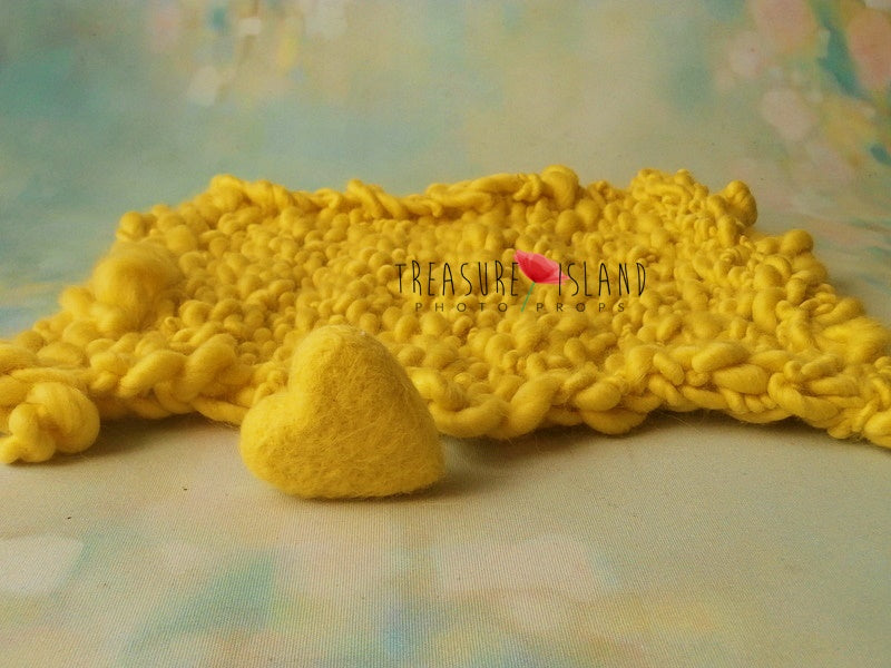 SET - YARN BLANKET + FELTED HEART