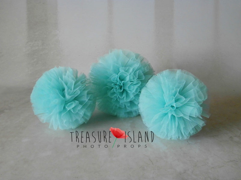 Turquoise tulle pom poms for Cake Smash and birthday photography