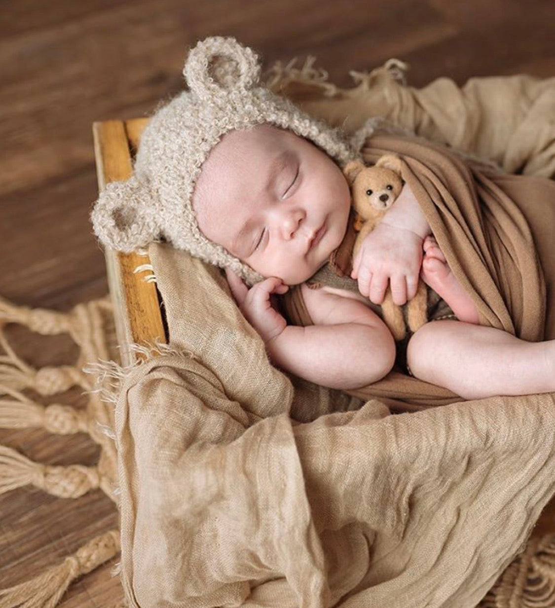 KNITTED BOUCKLE BEAR BONNET